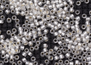 Бисер Япония круглый 15/0 10 г PF0021F хрусталь, серебряная линия внутри